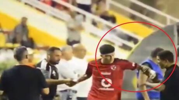 صدمة قوية المغربي عموتة يعتدي على لاعب الأهلي المصري فيديو