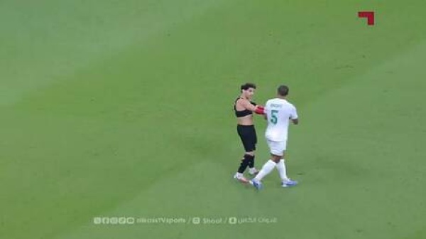 شاهد لاعب يتعرض للشد فيخلع قميصه ويمنحه لمنافسه في لقطة غريبة شاهد لاعب يتعرض للشد فيخلع قميصه ويمنحه لمنافسه في لقطة غريبة