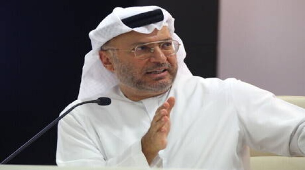 قرقاش يهاجم منصات التواصل الاجتماعي منشورات التواصل تشوه المشهد