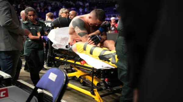 بطل ufc للوزن الثقيل يتنازل عن لقبه بسبب إصابة خطيرة
