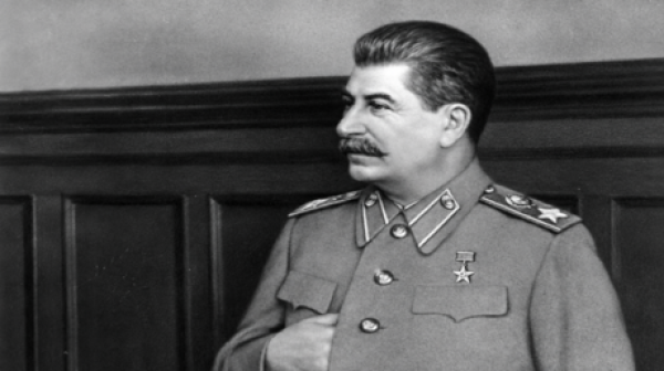 لماذا كان ستالين يخفي يده داخل سترته لماذا كان ستالين يخفي يده داخل سترته