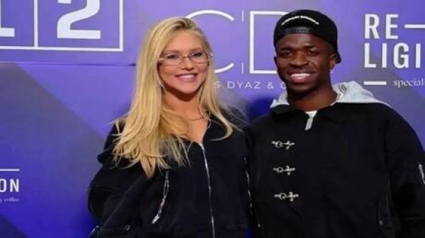هل طلب فينيسيوس جونيور الزواج من فيرجينيا في سباق فورمولا مدريد صورة هل طلب فينيسيوس جونيور الزواج من فيرجينيا في سباق فورمولا مدريد صورة