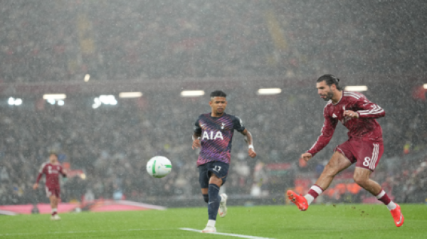 سوبوسلاي يبصم على هدف عالمي ليفربول يتخطى توتنهام بثلاثية في كأس الرابطة سوبوسلاي يبصم على هدف عالمي ليفربول يتخطى توتنهام بثلاثية في كأس الرابطة