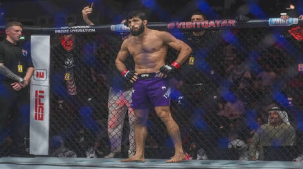 مقاتل ufc يشتري شوكولاتة من طفلة أمريكية بـ400 دولار