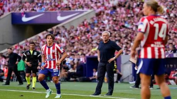 دهس شعار أتلتيكو مدريد مورينيو يثير الجدل بعد ديربي العاصمة فيديو دهس شعار أتلتيكو مدريد مورينيو يثير الجدل بعد ديربي العاصمة فيديو