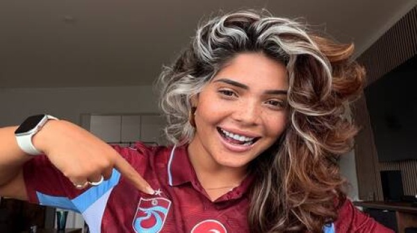 عاشقة محمد صلاح تلاحقه إلى طرابزون وتوجه له رسالة مؤثرة فيديو صورة عاشقة محمد صلاح تلاحقه إلى طرابزون وتوجه له رسالة مؤثرة فيديو صورة