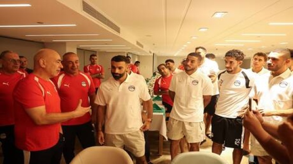 لاعبو منتخب مصر يحتفلون بالتوأم حسام وإبراهيم حسن بعد تجديد التعاقد حتى 2030 صور لاعبو منتخب مصر يحتفلون بالتوأم حسام وإبراهيم حسن بعد تجديد التعاقد حتى 2030 صور