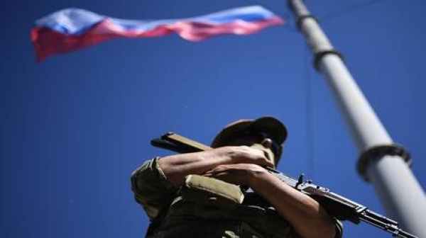 الجيش الروسي يعلن إصابة مركز لوجستي وسفينة نقل في أوديسا بضربات مسي رة
