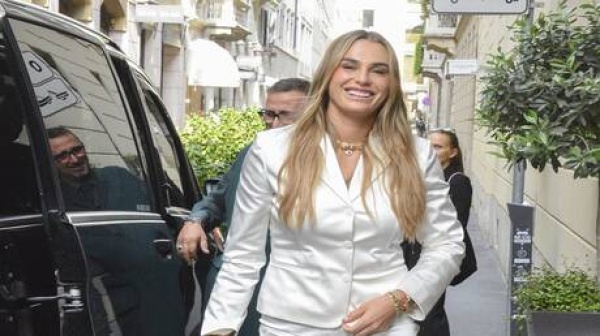 نجمة التنس الشهيرة سابالينكا تفاجئ جورجينا زوجة رونالدو بخاتمها فيديو نجمة التنس الشهيرة سابالينكا تفاجئ جورجينا زوجة رونالدو بخاتمها فيديو