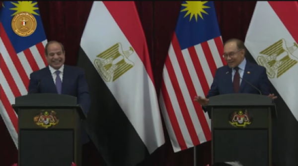 موقف طريف بين السيسي وأنور إبراهيم يغزو السوشيال ميديا فيديو موقف طريف بين السيسي وأنور إبراهيم يغزو السوشيال ميديا فيديو