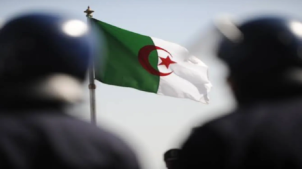 الجزائر كشف مخطط تخريبي وتوقيف 61 مغربيا بينهم عسكري سابق الجزائر كشف مخطط تخريبي وتوقيف 61 مغربيا بينهم عسكري سابق