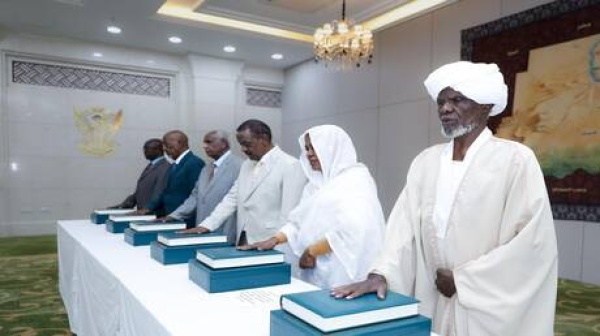 السودان أعضاء المحكمة الدستورية يؤدون القسم أمام رئيس مجلس السيادة