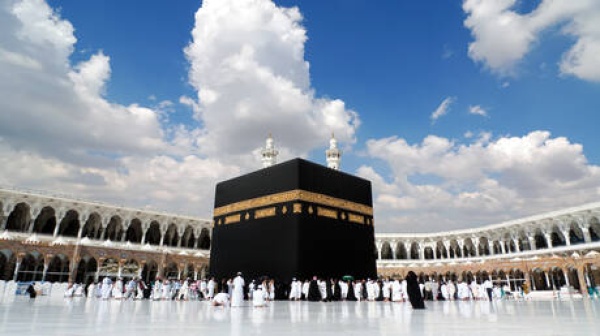 ظلال الحرب تعكر صفو الرحلة الإيمانية المعتمرون يجدون أنفسهم في مرمى الضربات الحوثية ظلال الحرب تعكر صفو الرحلة الإيمانية المعتمرون يجدون أنفسهم في مرمى الضربات الحوثية