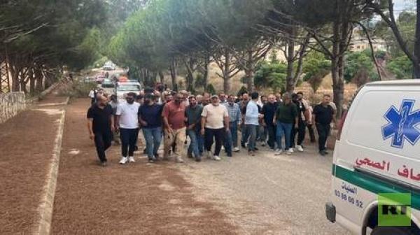 لبناني يناشد سلام لإزالة صاروخين من منزله وأهالي النبطية الفوقا يعودون إلى بلدتهم سيرا لبناني يناشد سلام لإزالة صاروخين من منزله وأهالي النبطية الفوقا يعودون إلى بلدتهم سيرا
