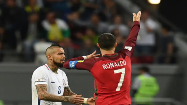 نجم برشلونة السابق فيدال يفتح النار على مدرب البرتغال يجب أن نحمي رونالدو