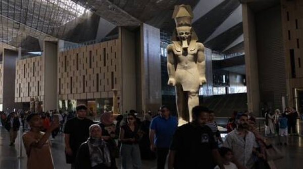سيئول تدخل الإرشاد الصوتي الكوري إلى الهرم الثقافي المتحف المصري الكبير يستقبل الزوار بلغتهم
