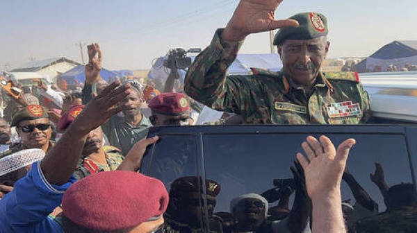 البرهان يحدد من يملك قرار الحرب والسلام والتفاوض في السودان