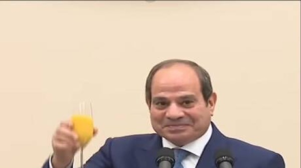 السيسي يستبدل الخمر بالعصير ويوجه رسالة أنت مصمم تبهرني