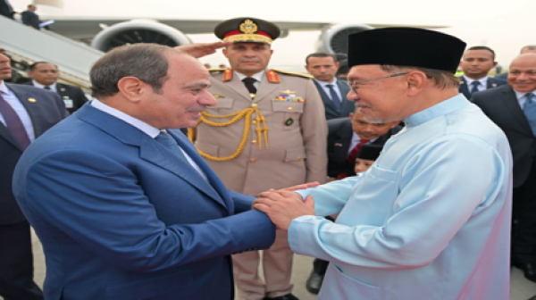 تملي معاك رئيس وزراء ماليزيا يرحب بالسيسي بأغنية لعمرو دياب