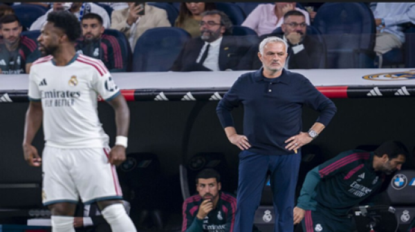 رد فعل مورينيو على محاولة فينيسيوس الاستعراضية الفاشلة أمام روما رد فعل مورينيو على محاولة فينيسيوس الاستعراضية الفاشلة أمام روما