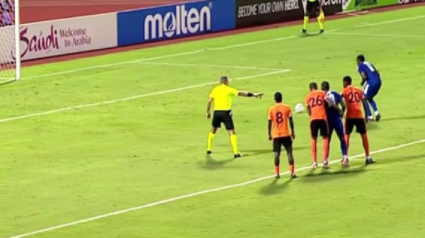 نهاية كارثية لاعب جامايكي يبتكر طريقة غريبة لتنفيذ ركلة جزاء