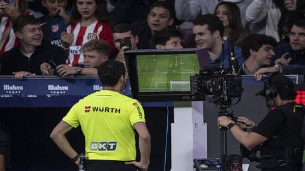 فضيحة قبل الكلاسيكو تلفزيون ريال مدريد يتهم لاعبي برشلونة بالتدخل في قرارات التحكيم فضيحة قبل الكلاسيكو تلفزيون ريال مدريد يتهم لاعبي برشلونة بالتدخل في قرارات التحكيم