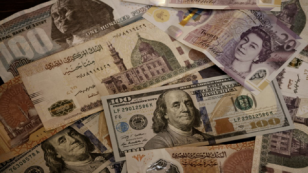 الدولار يسجل مستوى قياسيا جديدا أمام الجنيه لأول مرة منذ 7 أشهر الدولار يسجل مستوى قياسيا جديدا أمام الجنيه لأول مرة منذ 7 أشهر