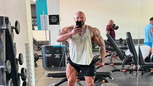 وفاة صادمة بطل كمال أجسام يسقط على الحلبة وفاة صادمة بطل كمال أجسام يسقط على الحلبة