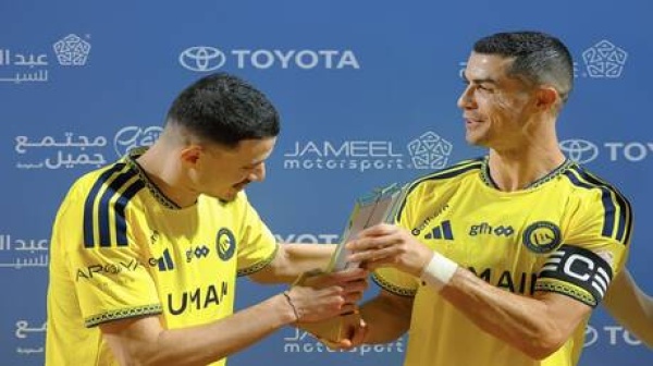 تصرف رائع الأسطورة رونالدو يتنازل عن جائزته لزميله الحمدان فيديو