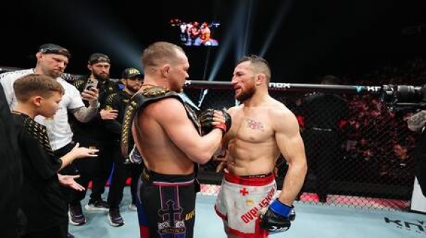 المقاتل الروسي بيتر يان يحتفظ بلقب بطل ufc في نزال مثير فيديو