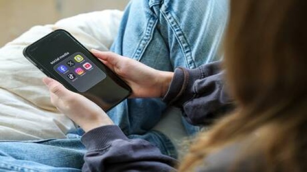 عامل نفسي يرتبط بالإفراط في استخدام التواصل الاجتماعي