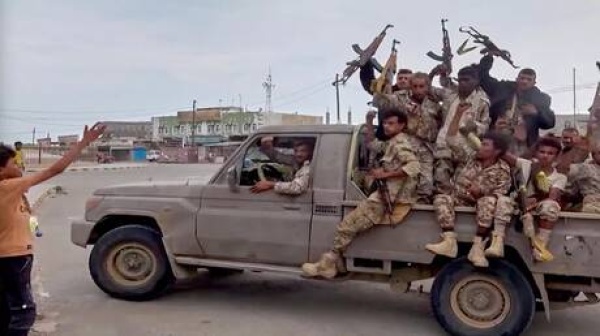 الجيش اليمني الحوثيون يشنون هجوما صاروخيا على مطار عدن وقصر المعاشيق الجيش اليمني الحوثيون يشنون هجوما صاروخيا على مطار عدن وقصر المعاشيق