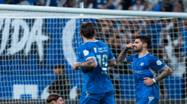 الهلال يهزم الفتح ويستعيد صدارة الدوري السعودي الهلال يهزم الفتح ويستعيد صدارة الدوري السعودي