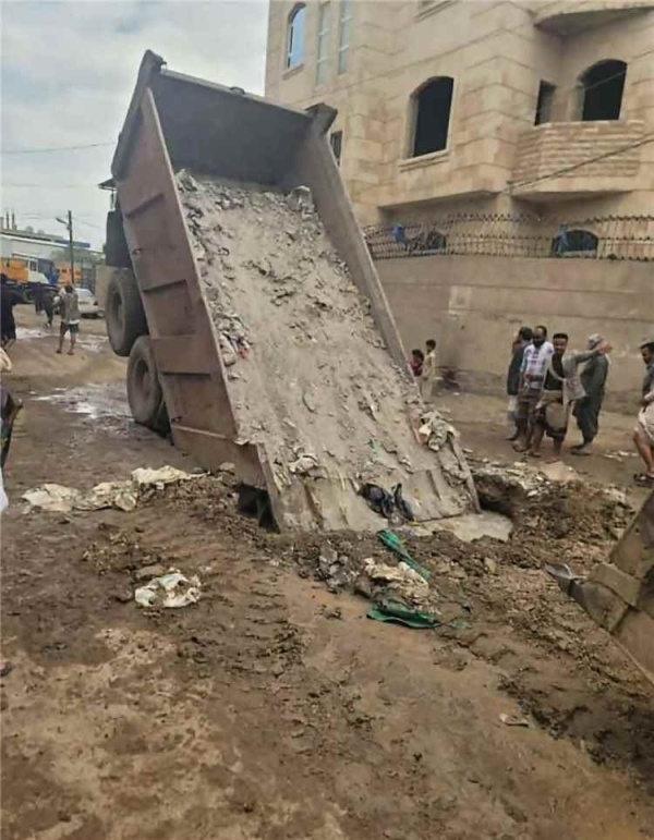 صنعاء سقوط شاحنة في غرفة صرف صحي ووفاة السائق ونجله اختناق ا صنعاء سقوط شاحنة في غرفة صرف صحي ووفاة السائق ونجله اختناق ا