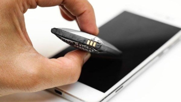 5 علامات خطيرة في هاتفك القديم تكشف أن البطارية تحتاج إلى التغيير فور ا 5 علامات خطيرة في هاتفك القديم تكشف أن البطارية تحتاج إلى التغيير فور ا