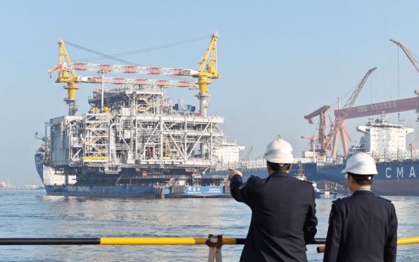 كيف تنقل الإمارات نفطها إلى العالم رغم إغلاق مضيق هرمز
