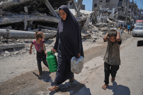 فقدوا والديهم في غزة وانتصروا في معركة الوصول إلى عائلتهم في بريطانيا