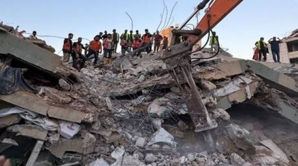 غزة الدفاع المدني ينهي البحث في موقع عمارة السعادة ويعلن مقتل 21 شخصا وإصابة 45 آخرين بجروح غزة الدفاع المدني ينهي البحث في موقع عمارة السعادة ويعلن مقتل 21 شخصا وإصابة 45 آخرين بجروح