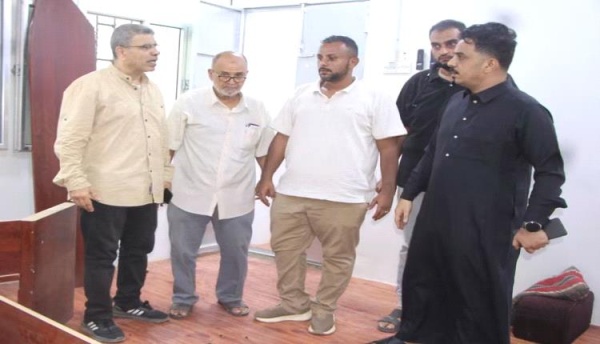 مدير مكتب الشباب والرياضة بعدن يط لع على أعمال التحديث والتأهيل بملعب الشهيد الحبيشي