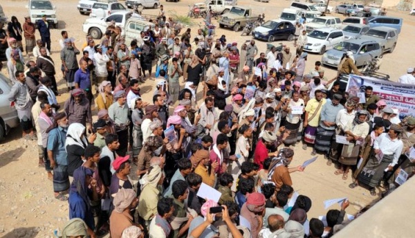 شبوة وقفة جماهيرية في ميفعة تدعو لتطبيق القانون بحق متهمين بالسحر