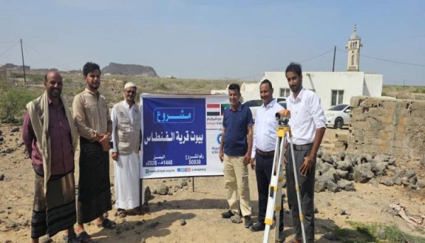 برعاية المحافظ ابن الوزير وبحضور مدير عام رضوم وبتمويل جمعية النجاة الكويتية تم تحديد موقع بناء وحده سكنية في بالحاف برعاية المحافظ ابن الوزير وبحضور مدير عام رضوم وبتمويل جمعية النجاة الكويتية تم تحديد موقع بناء وحده سكنية في بالحاف