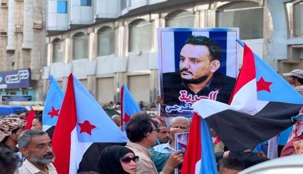 أحرار العاصمة عدن يحتشدون أمام سجن المنصورة المركزي تضامنا مع البطل معين المقرحي