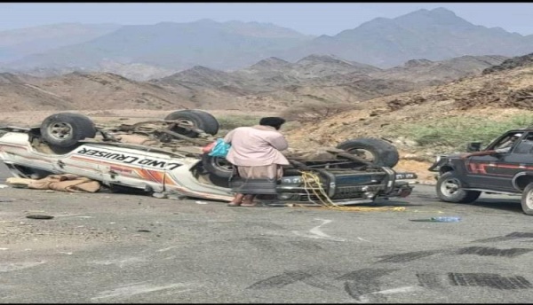يافع نجاة ركاب سيارة من حادث انقلاب على خط ثنهة