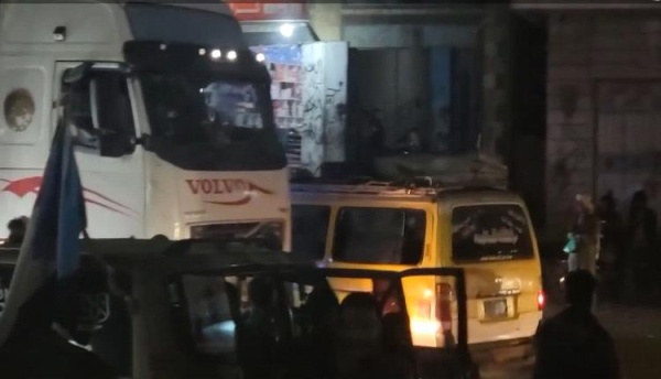إعادة فتح الخط العام الضالع عدن بعد إغلاقه من قبل المحتجين من أبناء الازارق صور إعادة فتح الخط العام الضالع عدن بعد إغلاقه من قبل المحتجين من أبناء الازارق صور