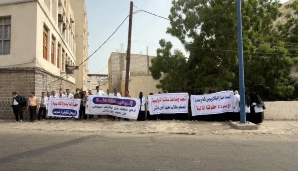 أزمة بكالوريوس التجسير تهدد مستقبل طلاب أمين ناشر والطلاب يطالبون بحسم قانونية البرنامج