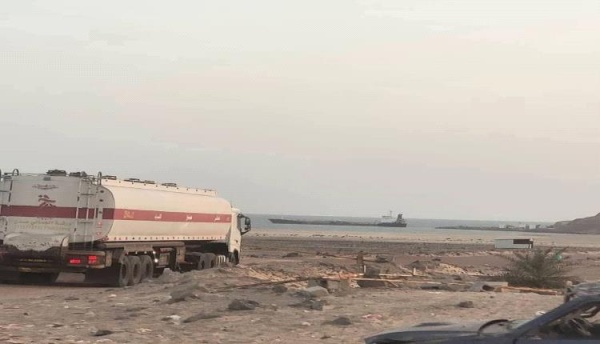 استيلاء مسلحين على ناقلة نفط قرب المكلا كانت متجهة لميناء قنا بشبوة استيلاء مسلحين على ناقلة نفط قرب المكلا كانت متجهة لميناء قنا بشبوة