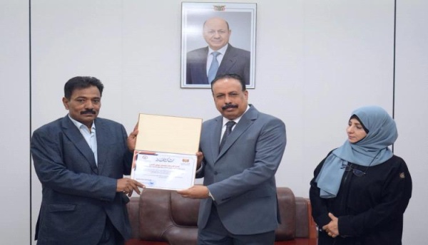 وزير الأشغال يكر م المدير العام السابق للشؤون المالية بالوزارة تقدير ا لجهوده ويرح ب بالمدير العام الجديد