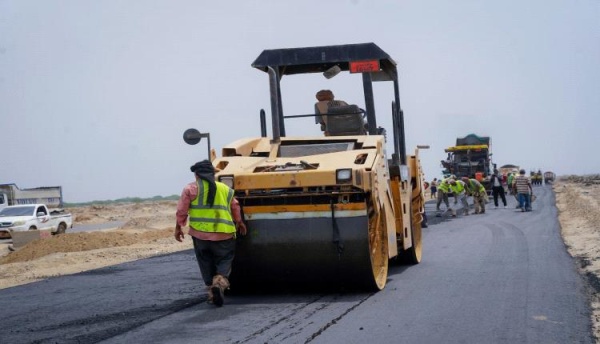 مدير الأشغال العامة والطرق بأبين يتفقد أعمال صيانة طريق العلم دوفس مدير الأشغال العامة والطرق بأبين يتفقد أعمال صيانة طريق العلم دوفس