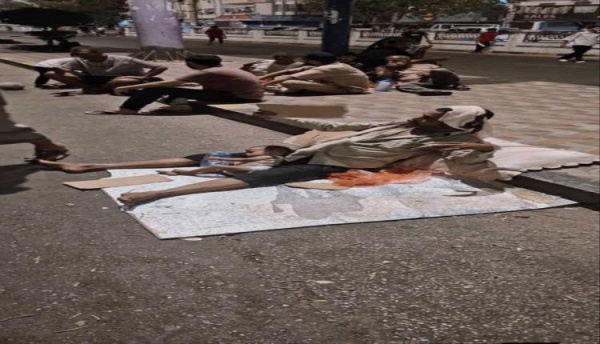 وسادة وأب مشهد من عدن يختصر مأساة الصيف بلا كهرباء وسادة وأب مشهد من عدن يختصر مأساة الصيف بلا كهرباء