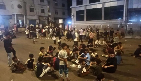 محتجون بعدن يا عليمي يا جبان عدن حرة لا ت هان محتجون بعدن يا عليمي يا جبان عدن حرة لا ت هان